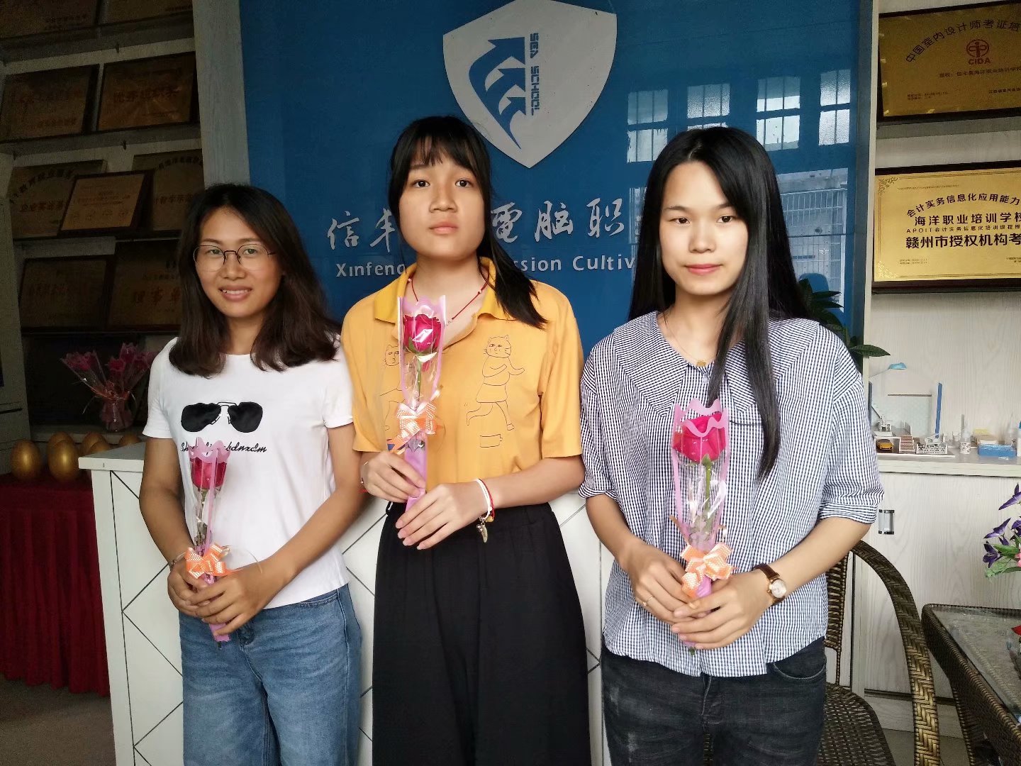 学校为每月寿星学员送花